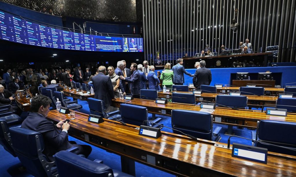 Brasília (DF), 01/09/2026 - Plenário do Senado Federal durante sessão deliberativa ordinária. Ordem do dia.Na pauta, medidas provisórias que já passaram pela Câmara dos Deputados, como a MP 1.360/2026 (do motofrete e mototáxi), MP 1.366/2026 (Programa Move Brasil), MP 1.369/2026 (sobre redução da fila do INSS) e MP 1.375/2026 (adicional de fronteira destinado a servidores). Plenário também discute projetos, dentre eles, o PL 278/2026, que cria o Regime Especial de Tributação para Serviços de Datacenter (Redata). Foto: Carlos Moura/Agência Senado