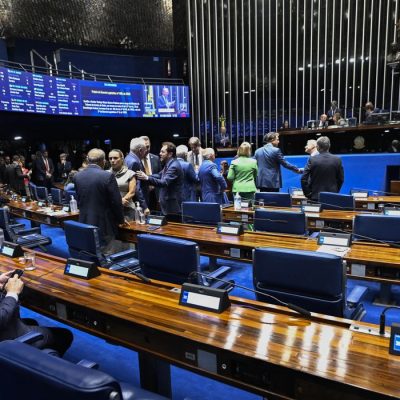 Brasília (DF), 01/09/2026 - Plenário do Senado Federal durante sessão deliberativa ordinária. Ordem do dia.Na pauta, medidas provisórias que já passaram pela Câmara dos Deputados, como a MP 1.360/2026 (do motofrete e mototáxi), MP 1.366/2026 (Programa Move Brasil), MP 1.369/2026 (sobre redução da fila do INSS) e MP 1.375/2026 (adicional de fronteira destinado a servidores). Plenário também discute projetos, dentre eles, o PL 278/2026, que cria o Regime Especial de Tributação para Serviços de Datacenter (Redata). Foto: Carlos Moura/Agência Senado