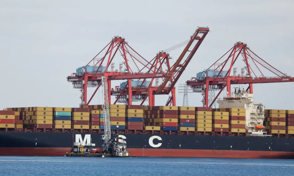 Navio de contêineres atracado no porto de Los Angeles
10/03/2026 REUTERS/Caroline Brehman