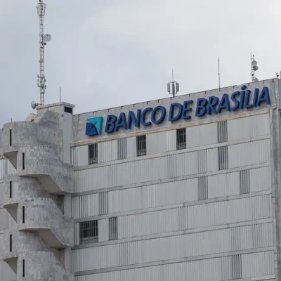 Brasília (DF), 19/11/2025 – Fachada do prédio do banco de Brasília (BRB). Em março de 2025, o conselho do Banco BRB aprovou a compra de 58% do capital do Banco Master, valor estimado em R$ 2 bilhões.
O acordo previa que o BRB, uma sociedade de capital e controlada majoritariamente pelo Governo do Distrito Federal (GDF)
Foto: Joédson Alves/Agência Brasil