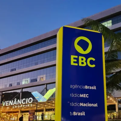 Brasília (DF), 24/10/2023, Totem na fachada da EBC, com a nova logo marca, que fica na entrada da Empresa Brasil de Comunicação, localizado no Venâncio Shopping em Brasília. Foto: Rafa Neddermeyer/Agência Brasil