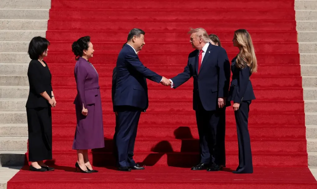 O presidente dos EUA, Donald Trump, e o presidente chinês, Xi Jinping, apertam as mãos ao lado da primeira-dama dos EUA, Melania Trump, e da esposa do presidente chinês, Peng Liyuan, em Washington, EUA
25 de setembro de 2026
REUTERS/Kylie Cooper/Proibida Reprodução