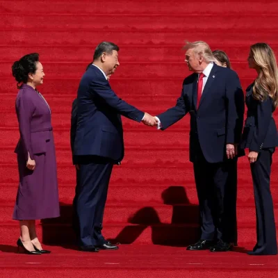 O presidente dos EUA, Donald Trump, e o presidente chinês, Xi Jinping, apertam as mãos ao lado da primeira-dama dos EUA, Melania Trump, e da esposa do presidente chinês, Peng Liyuan, em Washington, EUA
25 de setembro de 2026
REUTERS/Kylie Cooper/Proibida Reprodução