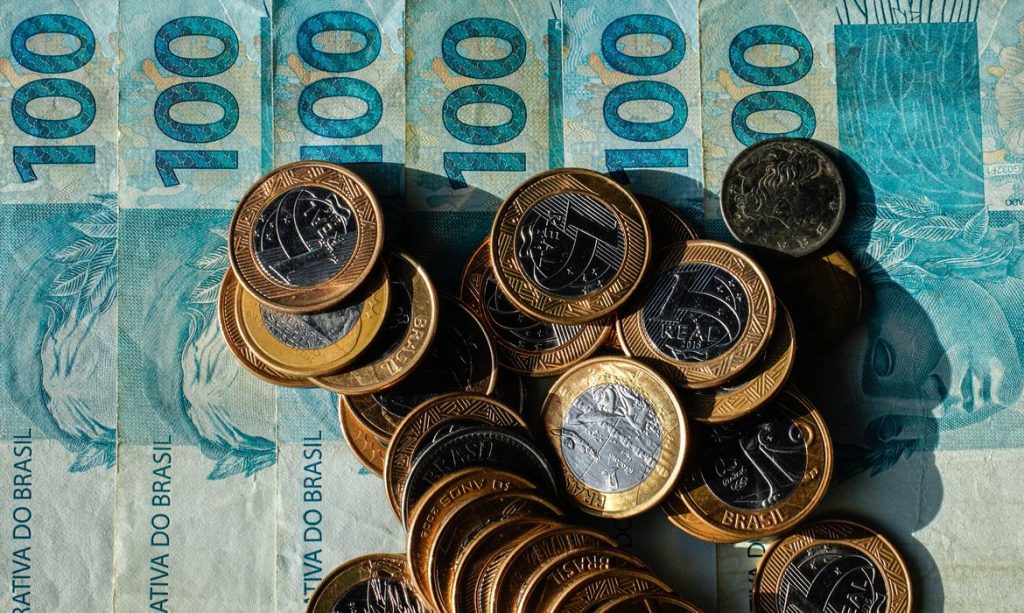 10/07/2026 - Brasília - dinheiro, moeda, real, reais, cédula, cédulas, nota, notas, moeda brasileira, dinheiro brasileiro, inflação, inflação alta, deflação, economia, economia brasileira, mercado, mercado financeiro, finanças, finanças pessoais, orçamento, orçamento doméstico, renda, renda familiar, salário, salário mínimo, remuneração, vencimento, pagamento, poder de compra, custo de vida, custo dos alimentos, aumento de preços, alta dos preços, carestia, desvalorização, valorização, perda do poder de compra, crise econômica, recessão, crescimento econômico, consumo, consumidor, compras, supermercado, cesta básica, despesas, gastos, contas, contas a pagar, boletos, dívida, dívidas, endividamento, inadimplência, poupança, economia doméstica, investimento, investimentos, aplicações financeiras, juros, taxa de juros, taxa Selic, Banco Central, crédito, empréstimo, financiamento, cartão de crédito, débito, PIX, transferência bancária, banco, instituição financeira, orçamento familiar, planejamento financeiro, reserva de emergência, patrimônio, riqueza, patrimônio líquido, capital, capital financeiro, lucro, prejuízo, receita, despesa, balanço financeiro, impostos, tributos, tributação, imposto de renda, arrecadação, arrecadação fiscal, carga tributária, imposto, taxa, tarifas, câmbio, dólar, euro, cotação, câmbio flutuante, desvalorização cambial, valorização cambial, moeda estrangeira, inflação acumulada, índice de preços, IPCA, INPC, IGP-M, poder aquisitivo, renda per capita, desenvolvimento econômico, estabilidade econômica, política monetária, política fiscal, oferta, demanda, produtividade, consumo consciente, educação financeira, planejamento financeiro, equilíbrio financeiro, independência financeira, riqueza, prosperidade, orçamento público, gastos públicos, contas públicas, déficit, superávit, tesouro nacional, moeda forte, moeda fraca, liquidez, circulação de dinheiro, s