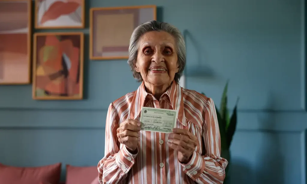 Rio de Janeiro (RJ), 10/07/2026 - Antonieta da Silva Campos, 96 anos, bancária aposentada, exibe seu título de eleitor em sua casa. Foto: Tânia Rêgo/Agência Brasil