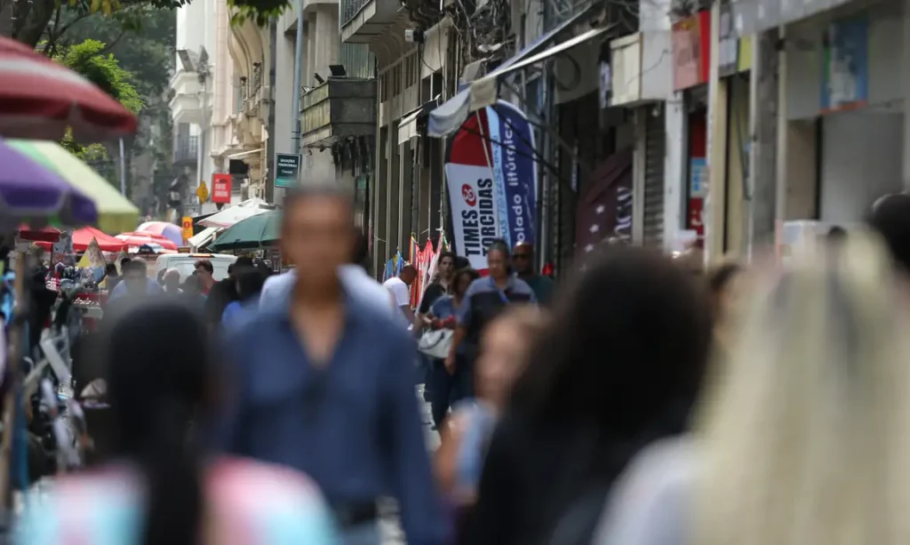 Movimentação de pessoas nas ruas do centro da cidade.