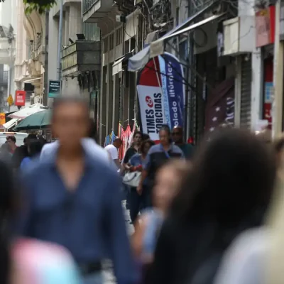 Movimentação de pessoas nas ruas do centro da cidade.