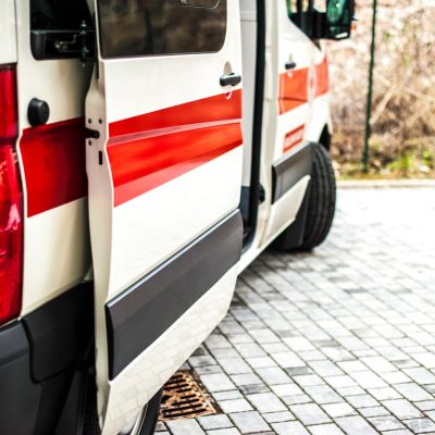 imagem da porta de uma ambulancia de transporte sanitario