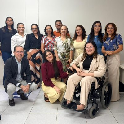 equipe da promotoria em pé em uma sala