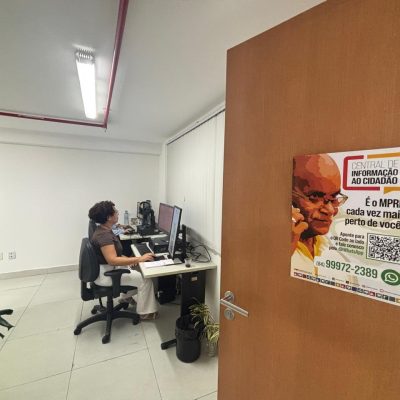 sala com pessoas trabalhando sentadas em um computador