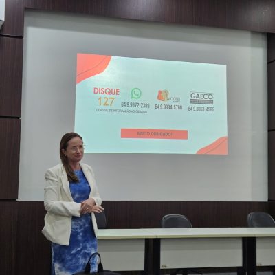 promotora de justiça em pé em auditorio
