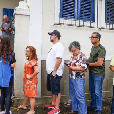 Rio de Janeiro (RJ), 04/10/2026 – Eleitores fazem fila para votação na Escola Municipal Barão Homem de Mello, em Vila Isabel. Foto: Fernando Frazão/Agência Brasil