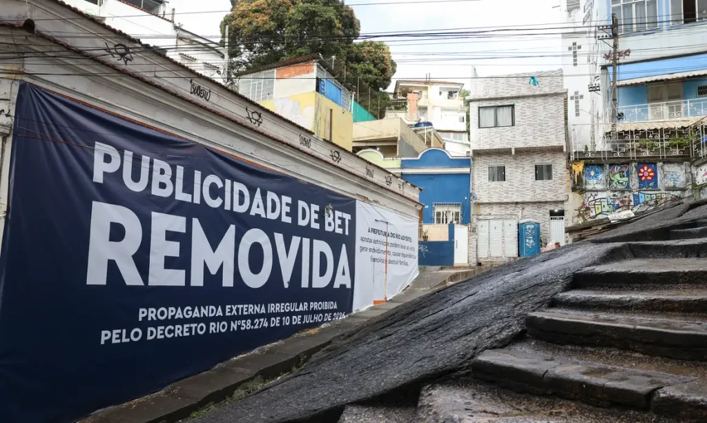 Rio de Janeiro (RJ), 15/07/2026 – Prefeitura do Rio proíbe publicidade de Bets em espaços externos da cidade, propaganda é removida na Pedra do Sal, na região central da cidade. Foto: Tomaz Silva/Agência Brasil
