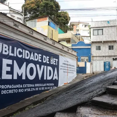 Rio de Janeiro (RJ), 15/07/2026 – Prefeitura do Rio proíbe publicidade de Bets em espaços externos da cidade, propaganda é removida na Pedra do Sal, na região central da cidade. Foto: Tomaz Silva/Agência Brasil