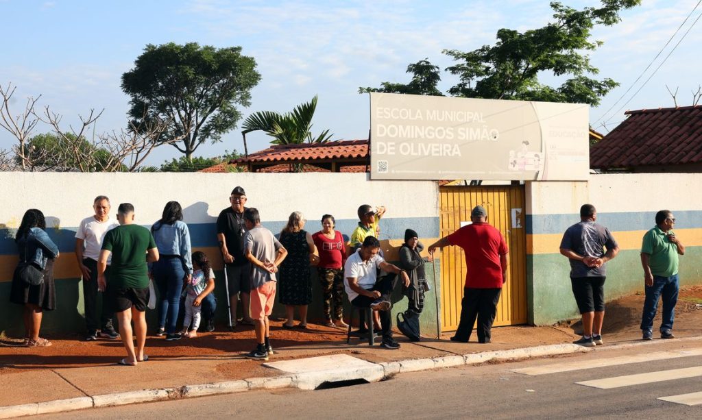 Águas Lindas de Goiás (GO), 03/10/2026 - Pessoas chegam para votar durante as Eleições 2026, na Escola Municipal Domingos Simão de Oliveira. Foto: Valter Campanato/Agência Brasil