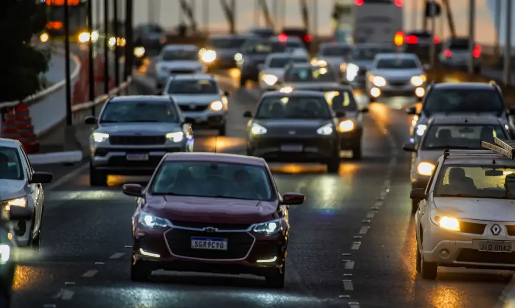 28/07/2026 - Brasília - Trânsito intenso na volta para casa. Apesar das altas taxas de juros, o aumento nas vendas de veículos novos e usados tem agravado os congestionamentos nas vias de Brasília. Foto: Rafa Neddermeyer/Agência Brasil