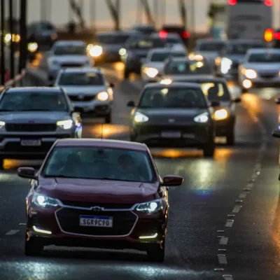 28/07/2026 - Brasília - Trânsito intenso na volta para casa. Apesar das altas taxas de juros, o aumento nas vendas de veículos novos e usados tem agravado os congestionamentos nas vias de Brasília. Foto: Rafa Neddermeyer/Agência Brasil