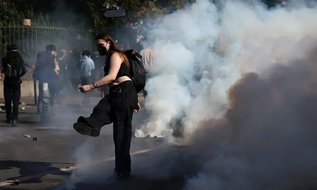 Estudantes franceses protestam em Saint-Denis, perto de Paris
   1º de outubro de 2026    REUTERS/Abdul Saboor