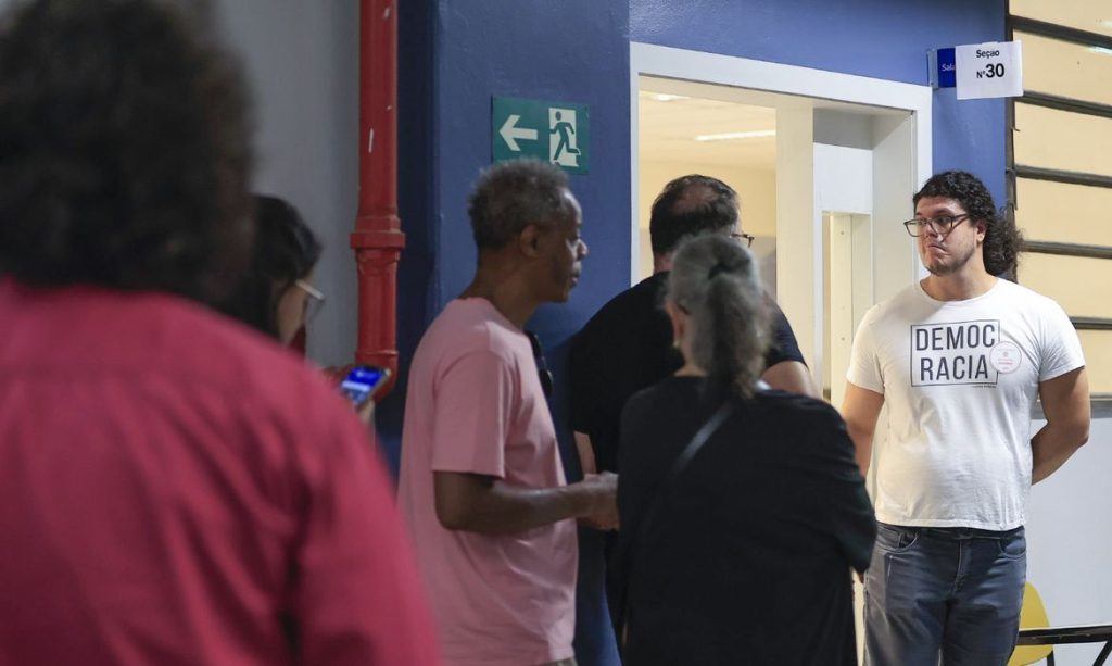 São Paulo (SP), 04/10/2026 - Eleitores comparecem às seções eleitorais na manhã deste domingo para participar do primeiro turno das Eleições 2026. 
Foto: Paulo Pinto/Agência Brasil
