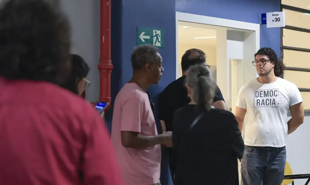 São Paulo (SP), 04/10/2026 - Eleitores comparecem às seções eleitorais na manhã deste domingo para participar do primeiro turno das Eleições 2026. 
Foto: Paulo Pinto/Agência Brasil