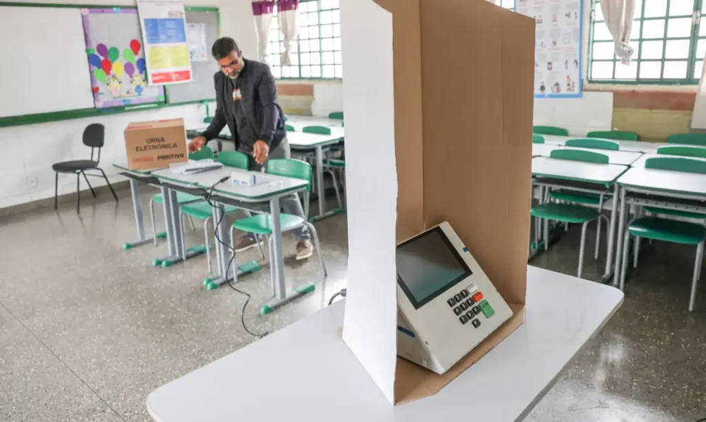 Brasília (DF), 03/10/2026 - Mesários montam urnas eletrônicas em uma escola pública para o primeiro turno das eleições, que será realizado no dia 4 de outubro de 2026.
Foto: Joédson Alves/Agência Brasil