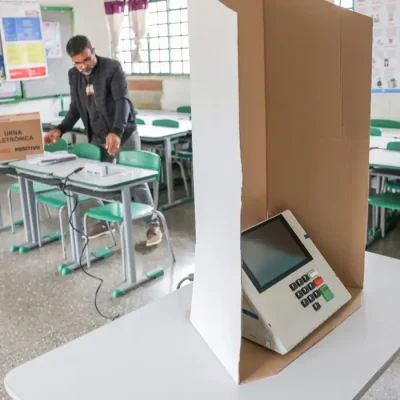 Brasília (DF), 03/10/2026 - Mesários montam urnas eletrônicas em uma escola pública para o primeiro turno das eleições, que será realizado no dia 4 de outubro de 2026.
Foto: Joédson Alves/Agência Brasil