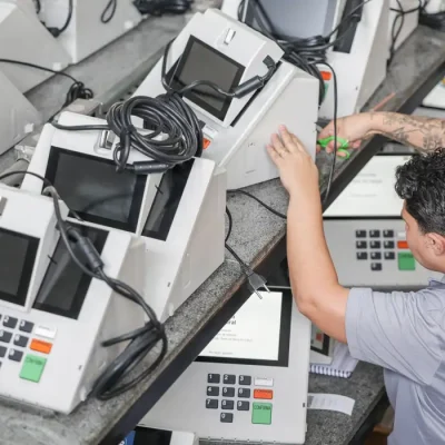 Brasília (DF), 23/09/2026 - Servidores do Tribunal Regional Eleitoral do Distrito Federal (TRE-DF) realizam a carga e a lacração das 7000 mil urnas eletrônicas que serão utilizadas no primeiro turno das Eleições 2026, marcado para 4 de outubro. Após o procedimento, as urnas ficam sob custódia da Justiça Eleitoral até serem encaminhadas aos locais de votação.
Foto: Joédson Alves/Agência Brasil