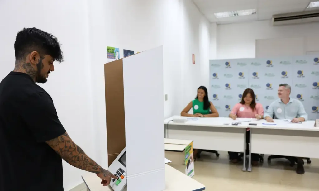 São Paulo (SP), 02/10/2024 - Simulação da eleição para demonstração do fluxo de votação, em uma seção eleitoral cenográfica, no Tribunal Regional Eleitoral de São Paulo - TRE-SP. Foto: Rovena Rosa/Agência Brasil