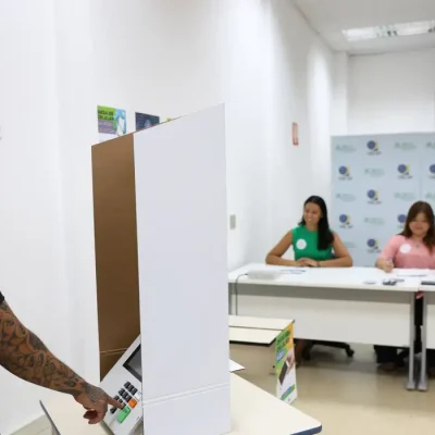 São Paulo (SP), 02/10/2024 - Simulação da eleição para demonstração do fluxo de votação, em uma seção eleitoral cenográfica, no Tribunal Regional Eleitoral de São Paulo - TRE-SP. Foto: Rovena Rosa/Agência Brasil
