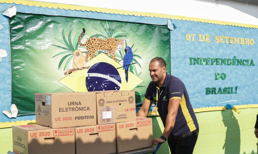 Brasília (DF), 02/10/2026 - O Tribunal Regional Eleitoral do Distrito Federal (TRE-DF) iniciou a distribuição das 7.000 mil urnas eletrônicas que serão utilizadas neste domingo (4/10), durante o 1º turno das Eleições 2026.
Na foto urnas chegando na escola classe 02 na cidade da Estrutural.
Foto: Joédson Alves/Agência Brasil