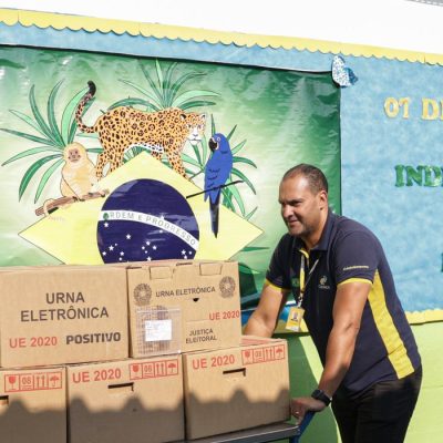 Brasília (DF), 02/10/2026 - O Tribunal Regional Eleitoral do Distrito Federal (TRE-DF) iniciou a distribuição das 7.000 mil urnas eletrônicas que serão utilizadas neste domingo (4/10), durante o 1º turno das Eleições 2026.
Na foto urnas chegando na escola classe 02 na cidade da Estrutural.
Foto: Joédson Alves/Agência Brasil