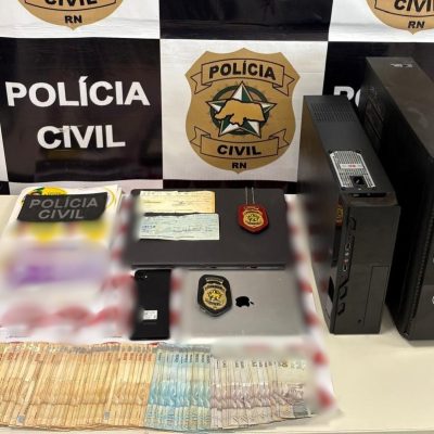 mesa com material apreendido
