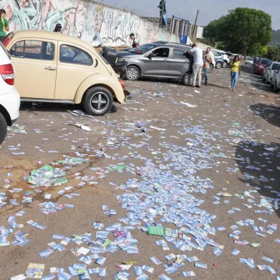 Brasília (DF), 04/10/2026 - Material de propaganda eleitoral é encontrado espalhado em frente a uma escola durante o primeiro turno das Eleições 2026, neste domingo.
A distribuição de santinhos e a prática de boca de urna são proibidas no dia da votação.
Foto: Joédson Alves/Agência Brasil