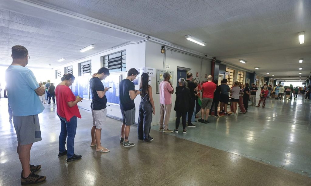 São Paulo (SP), 04/10/2026 - Eleitores comparecem às seções eleitorais na manhã deste domingo para participar do primeiro turno das Eleições 2026. 
Foto: Paulo Pinto/Agência Brasil