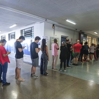 São Paulo (SP), 04/10/2026 - Eleitores comparecem às seções eleitorais na manhã deste domingo para participar do primeiro turno das Eleições 2026.
Foto: Paulo Pinto/Agência Brasil