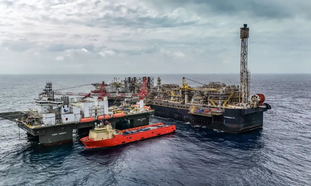 28/05/2026 - Pré-sal da Bacia de Santos -Esta é a P-67, uma unidade gigante do tipo FPSO (sistema flutuante de produção, armazenamento e transferência) que opera no pré-sal da Bacia de Santos. Com impressionantes 353 mil toneladas, 288 metros de comprimento, 54 metros de largura e 31 metros de altura, essa estrutura colossal tem capacidade para processar diariamente até 150 mil barris de petróleo e comprimir até 6 milhões de m³ de gás natural. Mostrar o cotidiano, a segurança e a dedicação dos profissionais que trabalham embarcados nessa superestrutura é uma forma de valorizar quem constrói a nossa história todos os dias.

Como parte ativa do Programa Pró-Equidade de Gênero e Raça, a Petrobras reafirma o compromisso de construir um ambiente de trabalho mais inclusivo e representativo, quebrando barreiras históricas no setor offshore e impulsionando a equidade tanto em terra quanto mar afora. Foto: Rafa Neddermeyer/Agência Brasil