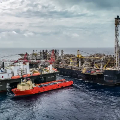 28/05/2026 - Pré-sal da Bacia de Santos -Esta é a P-67, uma unidade gigante do tipo FPSO (sistema flutuante de produção, armazenamento e transferência) que opera no pré-sal da Bacia de Santos. Com impressionantes 353 mil toneladas, 288 metros de comprimento, 54 metros de largura e 31 metros de altura, essa estrutura colossal tem capacidade para processar diariamente até 150 mil barris de petróleo e comprimir até 6 milhões de m³ de gás natural. Mostrar o cotidiano, a segurança e a dedicação dos profissionais que trabalham embarcados nessa superestrutura é uma forma de valorizar quem constrói a nossa história todos os dias.

Como parte ativa do Programa Pró-Equidade de Gênero e Raça, a Petrobras reafirma o compromisso de construir um ambiente de trabalho mais inclusivo e representativo, quebrando barreiras históricas no setor offshore e impulsionando a equidade tanto em terra quanto mar afora. Foto: Rafa Neddermeyer/Agência Brasil