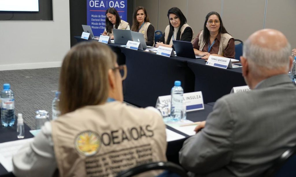 01/10/2026 - Como parte das atividades de observação pré-eleitoral antes das Eleições Gerais no Brasil, o chefe da Missão de Observação Eleitoral da OEA #OEAnoBrasil se reuniu com a equipe de especialistas para conhecer vários aspectos que antecedem o domingo, 4 de outubro.

A #MOE_OEA analisa temas como organização e logística eleitoral, implementação de tecnologia, justiça eleitoral, financiamento político-eleitoral, violência, campanhas, mídia e comunicação digital, entre outros. Foto: @OEA_oficial/ X