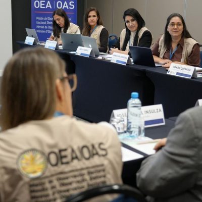 01/10/2026 - Como parte das atividades de observação pré-eleitoral antes das Eleições Gerais no Brasil, o chefe da Missão de Observação Eleitoral da OEA #OEAnoBrasil se reuniu com a equipe de especialistas para conhecer vários aspectos que antecedem o domingo, 4 de outubro.
A #MOE_OEA analisa temas como organização e logística eleitoral, implementação de tecnologia, justiça eleitoral, financiamento político-eleitoral, violência, campanhas, mídia e comunicação digital, entre outros. Foto: @OEA_oficial/ X
