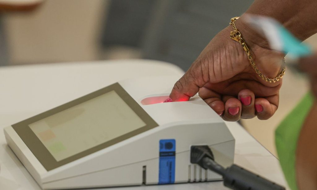 Brasília (DF), 04/10/2026 - Eleitores comparecem às seções eleitorais na manhã deste domingo para participar do primeiro turno das Eleições 2026. As imagens mostram o momento da votação nas salas onde estão instaladas as urnas eletrônicas.
Foto: Joédson Alves/Agência Brasil