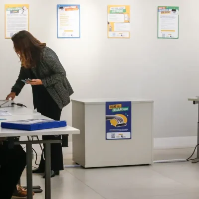 São Paulo (SP) 24/09/2026 - O Tribunal Regional Eleitoral de São Paulo
(TRE-SP) , durante demonstração para a imprensa do fluxo de votação das Eleições 2026. Além de uma apresentação sobre o chamado “derrame de santinhos” e o novo provimento da
Corregedoria do Tribunal que disciplina a fiscalização e a repressão desse crime eleitoral. O evento realizado na sede do TRE-SP. Urna Eletrônica . Foto: Paulo Pinto/Agência Brasil