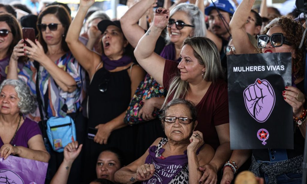 Brasília (DF), 07/12/2025 - O Levante Mulheres Vivas realiza ato na área central de Brasília para denunciar o feminicídio e todas as formas de violência contra mulheres. Foto: Marcelo Camargo/Agência Brasil