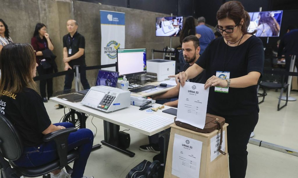 São Paulo (SP), 04/10/2026- Teste de integridade das urnas eletrônicas.
Foto: Paulo Pinto/Agência Brasil