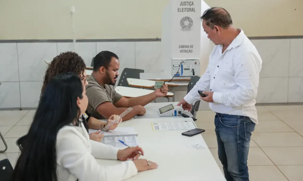 Brasília (DF), 04/10/2026 - Eleitores comparecem às seções eleitorais na manhã deste domingo para participar do primeiro turno das Eleições 2026. As imagens mostram o momento da votação nas salas onde estão instaladas as urnas eletrônicas.
Foto: Joédson Alves/Agência Brasil