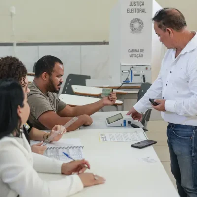 Brasília (DF), 04/10/2026 - Eleitores comparecem às seções eleitorais na manhã deste domingo para participar do primeiro turno das Eleições 2026. As imagens mostram o momento da votação nas salas onde estão instaladas as urnas eletrônicas.
Foto: Joédson Alves/Agência Brasil