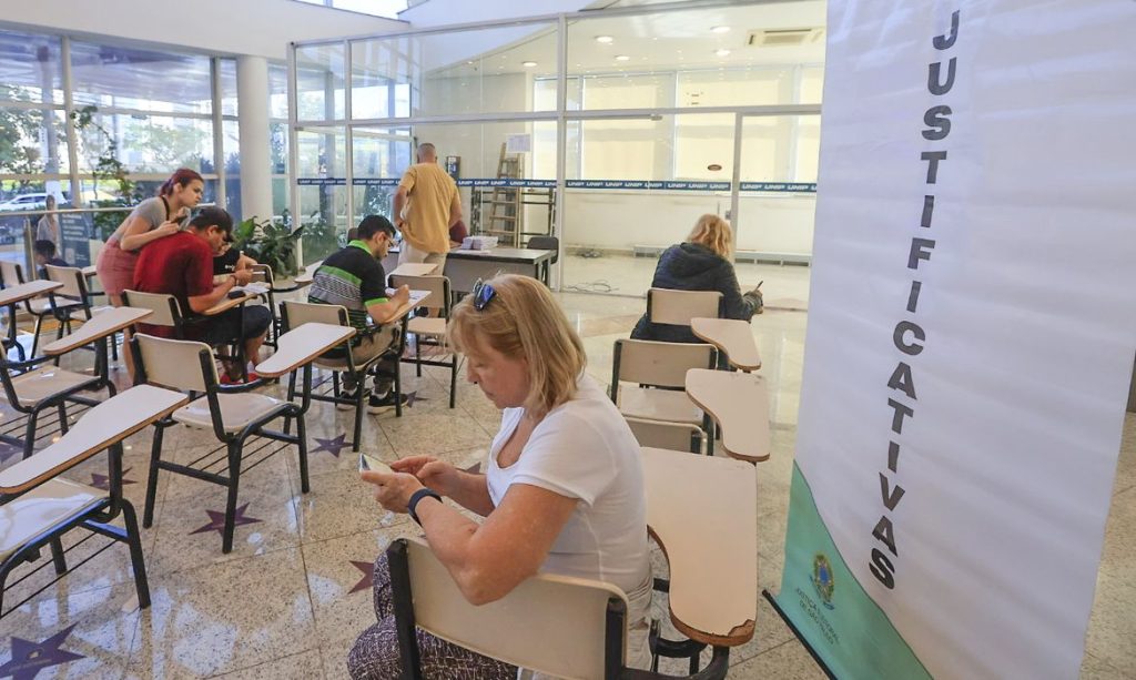 São Paulo (SP), 04/10/2026- Pessoas justificando seu voto no inicio das Eleições.
Foto: Paulo Pinto/Agência Brasil