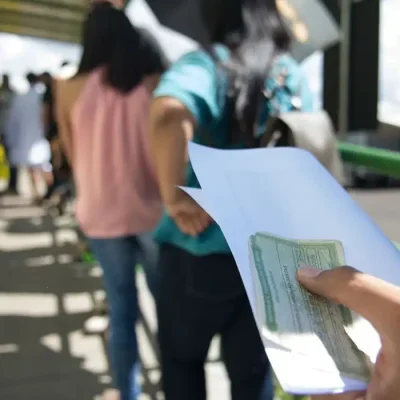 Fila de eleitores em frente ao TRE