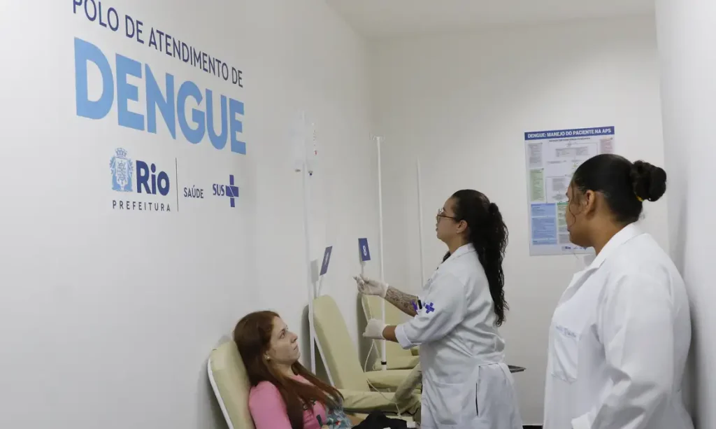 Rio de Janeiro (RJ) 27/02/2024 – Pacientes buscam atendimento médico para dengue na Policlínica Hélio Pellegrino. Foto: Fernando Frazão/Agência Brasil