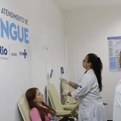 Rio de Janeiro (RJ) 27/02/2024 – Pacientes buscam atendimento médico para dengue na Policlínica Hélio Pellegrino. Foto: Fernando Frazão/Agência Brasil