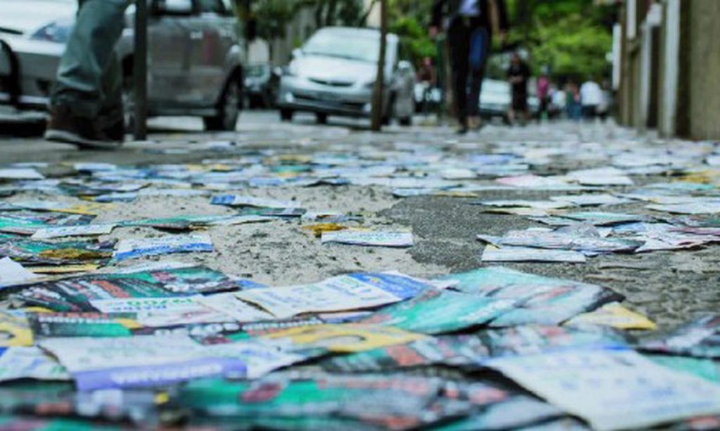 Santinhos no chão após votação. Foto: TRE-SC/Divulgação